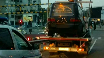 Poliția locală din Craiova, misiune „imposibilă”! Oamenii legii au ridicat un dric parcat ilegal. Șoferul a fost de negăsit