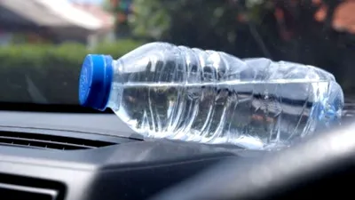 Ce riști dacă lași sticla cu apă în mașină atunci când e caniculă?