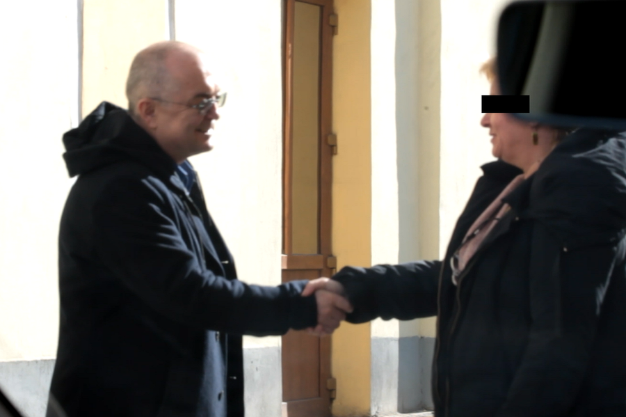 Boc a strâns mâna unei femei care probabil a dorit să-l felicite pentru treaba pe care o face