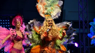 Andreea Balan a confundat Otelul Rosu cu Rio! A aparut pe scena ca o dansatoare de samba, colorata si plina de pene!