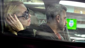 Imaginile care prevestesc o ”ruptură” între cei doi! Căsnicia primei sexy-asistente TV e pusă la încercare!