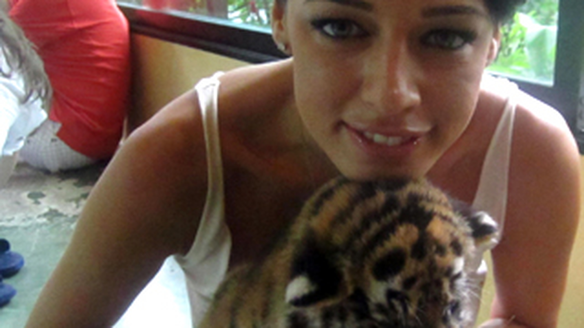 Andreea Raicu a pozat tolanita pe un tigru adevarat