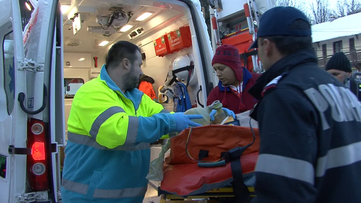 Socant! Fetita cazuta de la etaj a fost scoasa din zapada cu tarnacopul! Medicii au gasit urme de alcool in sange!