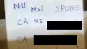 Biletul absolut STUPID cu care un clujean a incercat sa se impace cu iubita! Ce a gasit femeia pe treptele din scara blocului!