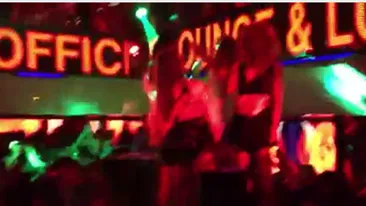 Dezmat cu Lora intr-un club din St. Tropez! Vezi aici filmuletul incendiar!