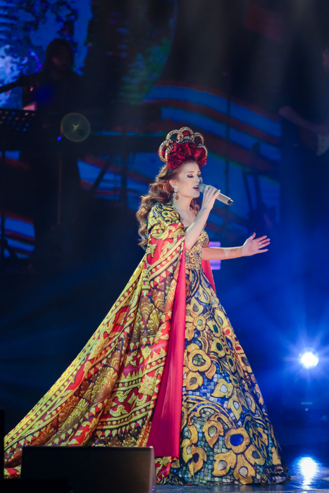 Elena Gheorghe, mărturii în lacrimi în fața a peste 4.000 de oameni. Imagini senzaționale de la show-ul cu muzică armânească