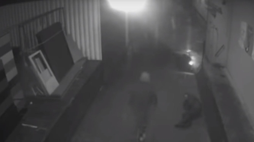 Video uluitor! Un politician este bătut măr în plină stradă! Ce recompensă s-a pus pe capul agresorilor