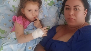 Oana Roman şi-a luat fetiţa şi a plecat la mare