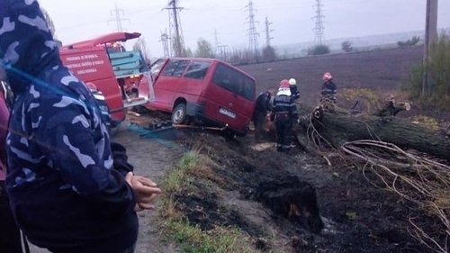 Accident violent pe DN1. Un om a murit, iar alți 4 au fost răniți grav după ce dubița în care erau s-a zdrobit de pom