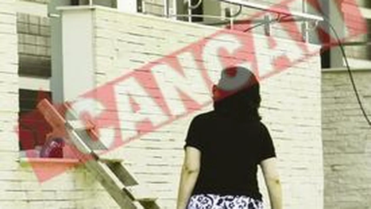 Mioara Roman mananca si citeste pe strada