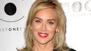 Sharon Stone isi vinde hainele purtate pe covorul rosu! Cum poti cumpara cele mai frumoase tinute ale actritei