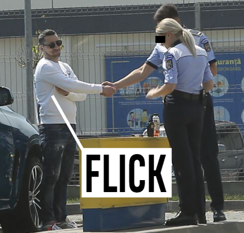 Agentul și Flick se salută ca doi prieteni apropiați