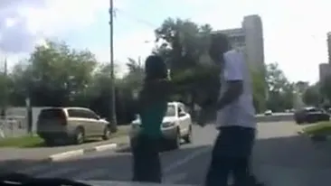 VIDEO Si rusii au pitipoancele lor! O bruneta narcisista aproape omoara un om cu masina!