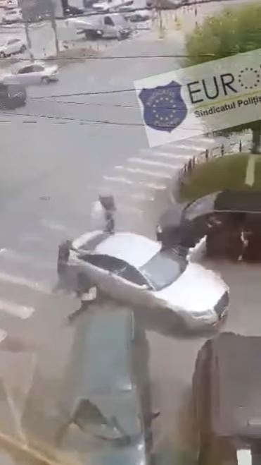 Scene extrem de violente în Craiova, unde două clanuri s-au bătut în trafic cu bâte și cuțite! Mai multe persoane au ajuns la spital