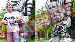 A alergat intr-un robot de 2,7 metri inaltime