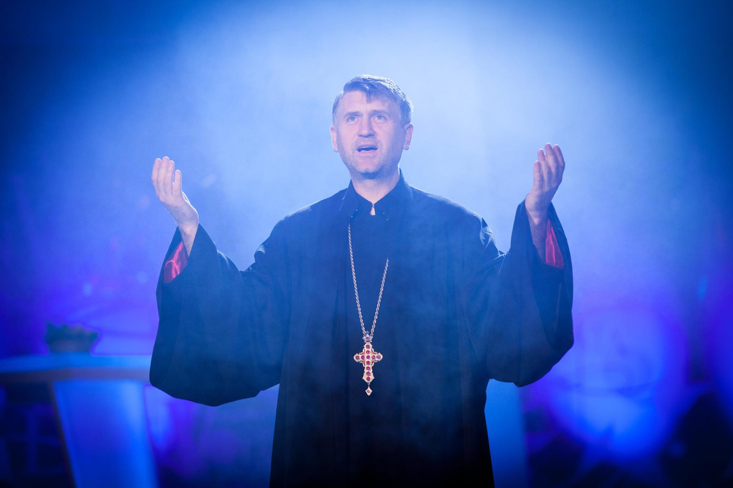 Ce schimbare! Cum arăta Cristian Pomohaci la 19 ani. Controversatul preot a fost filmat la o nuntă, unde a ținut o predică