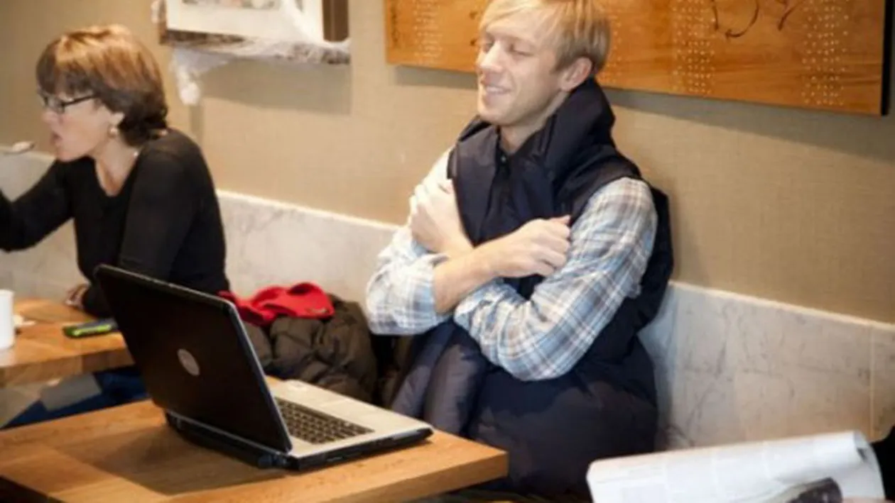 VIDEO S-a inventat jacheta care te strange in brate atunci cand primesti un like pe Facebook. Vor disparea prietenii adevarati in curand?