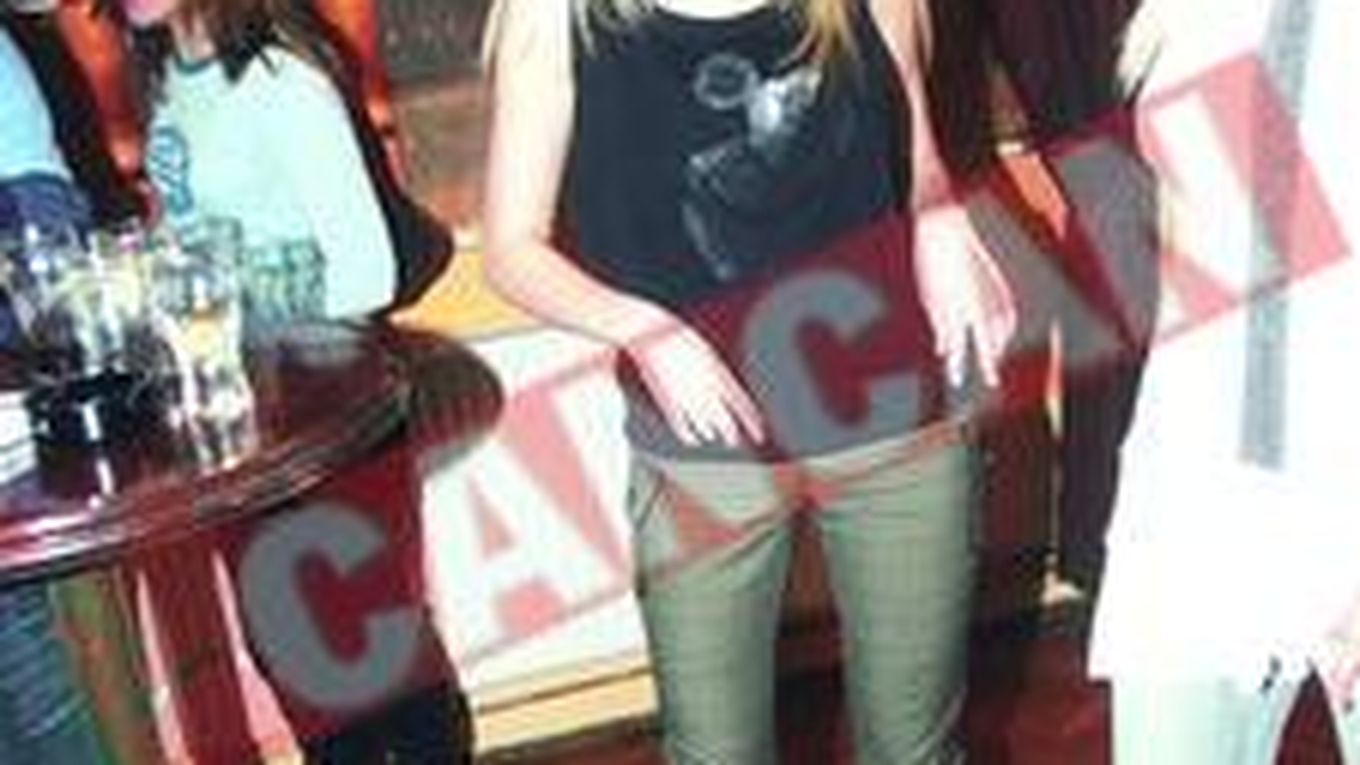 Alina, ex-A.S.I.A., gesturi obscene cu Mircea Radu