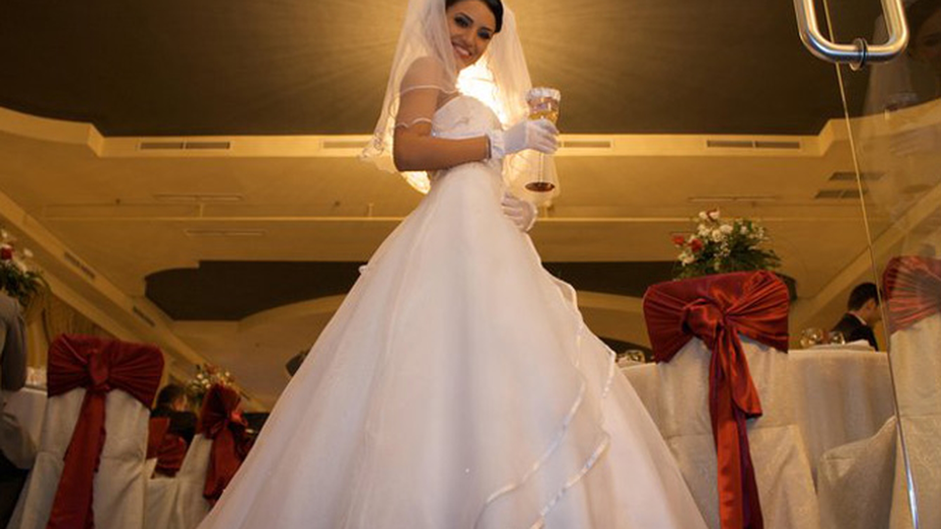 Adelina il vrea pe Varciu inapoi? A postat astazi fotografii pe Facebook cu ea in rochie de mireasa