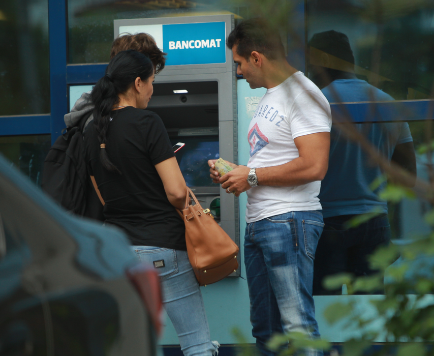 Robert își verifică atent cardul pe care și l-a făcut