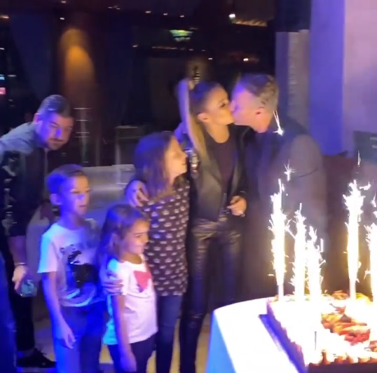 Anamaria Prodan s-a dat în spectacol pe manele într-un restaurant de lux din Dubai. A fost filmată în timp ce se săruta pasional cu soțul ei, Laurențiu Reghecampf