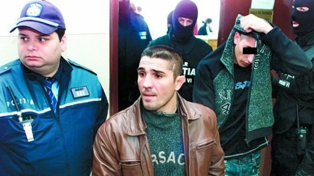 I-a pus pistolul in mana fiului sau! Costel Corduneanu si-a imbracat baiatul ca pe el si i-a dat comanda