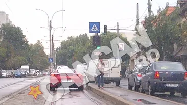 Astepta tramvaiul, dar s-a trezit cu un Ferrari pe sine! O femeie a fost surprinsa in statie de soferul unui bolid rosu