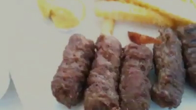 Nu o sa mai mananci niciodata mici dupa ce vezi asta! Ce au primit doua tinere in farfurie dupa ce au comandat gratar!