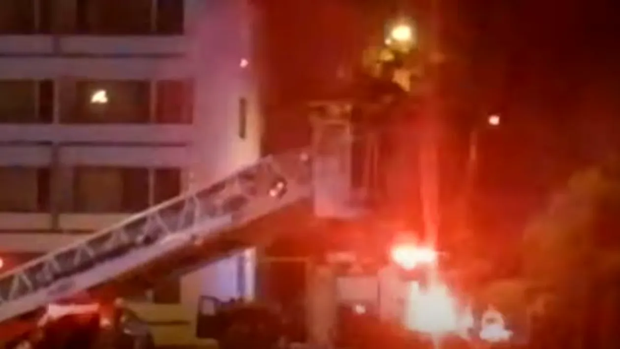 Incendiu puternic la un hotel din Eforie Sud. 80 de turiști au fost evacuați | VIDEO