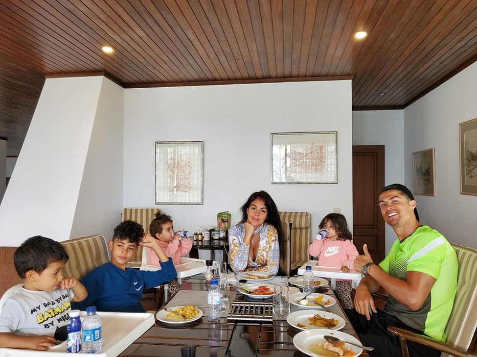 Cristiano Ronaldo, relaxare în pijamale de peste 2.000 de euro! Fotbalistul este izolat cu familia sa în Portugalia