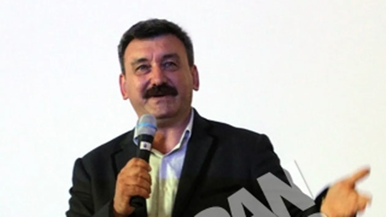 Costi Trofin de la TVR preda lectie de televiziune pentru studentii jurnalisti clujeni