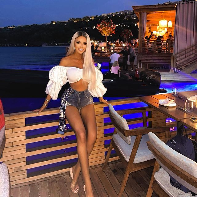 Bianca Drăgușanu a lipsit de la nunta prietenilor ei