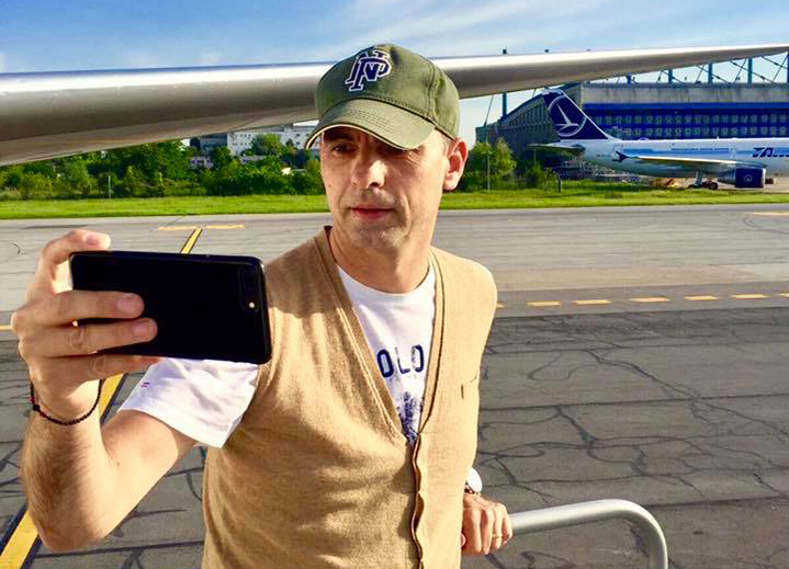 Scandal între Dan Negru și compania aeriană Tarom! Prezentatorul este nemulțumit de prețurile mare al biletelor: “Ne costă 463 euro“