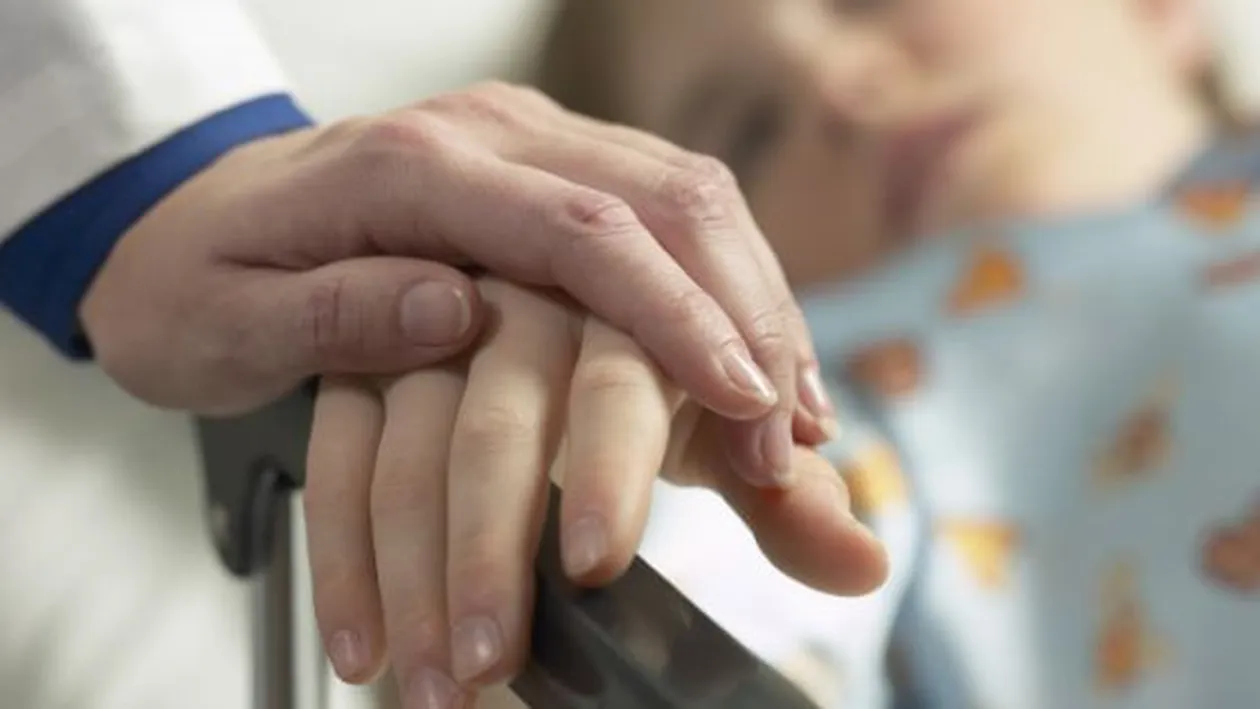 Băiat de un an din Botoșani, opărit cu apă fierbinte pentru ceai, dus în stare gravă la Iași