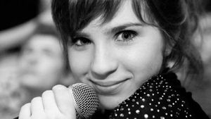 Cea mai fierbinte imagine cu Cristina de la Lala Band! A aparut intr-un sutien roz pe scena si a facut show total!