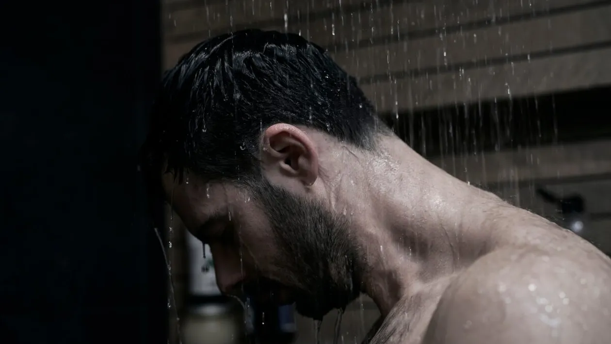 Trendul bizar care a cucerit TikTok-ul! De ce tot mai mulți fac duș pe întuneric