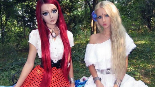 Femeia Barbie uimeste din nou! Sanii ei mai au putin si explodeaza Cat de ciudat arata