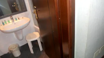 Uite in ce hal arata camera in care a fost nevoita sa doarma Carmen Serban la Roma! E plina de mucegai si apa se infiltreaza prin peretii!