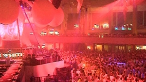 VIDEO 15.000 de oameni au fost aseara la White Sensation! Au dansat pe muzica pusa de Fedde le Grand, Eric Prydz si Pete Tong