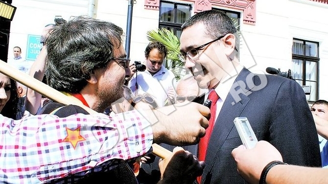 Gorjeanul care lupta pentru aducerea osemintelor lui Brancusi la Targu Jiu a cerut sprijinul lui Victor Ponta. L-a primit pe premier cu steagul tricolor