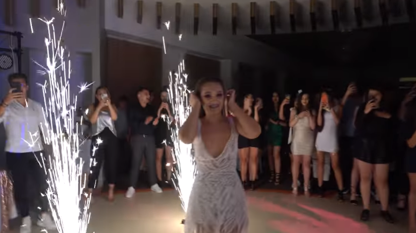 Amenzi drastice la un majorat unde a cântat Dorian Popa. Tinerii s-au înghesuit lângă artist şi nu au păstrat distanţarea socială