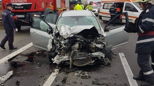 Accident grav pe A1 Bucureşti- Piteşti! Un autotren şi un autoturism s-au ciocnit violent