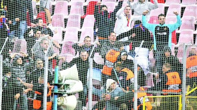 L-a umplut de sange cu catarama de la curea