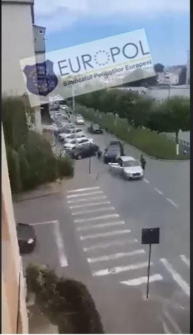 Scene extrem de violente în Craiova, unde două clanuri s-au bătut în trafic cu bâte și cuțite! Mai multe persoane au ajuns la spital