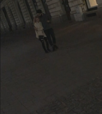 Sandra și noul ei iubit, îmbrățișați pe aleile întunecate