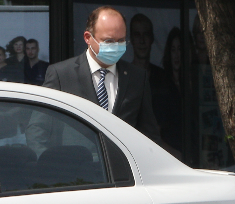Bogdan Aurescu se îndreaptă spre mașină