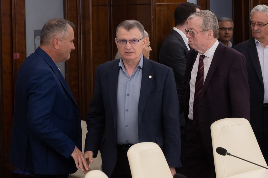 Marius Nistor (cu ochelari), prezent la negocieri cu guvernanții pe tema salariilor profesorilor / Sursă foto: CANCAN.RO