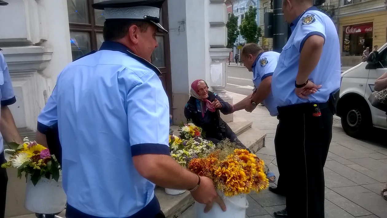 Imaginea care i-a revoltat pe internauţi! O bătrână care vindea flori, ridicată de poliţişti de pe o stradă din Cluj-Napoca
