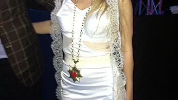 Aparitie-soc! O vedeta super-cunoscuta de la noi a mers la un eveniment monden imbracata in rochie de mireasa!