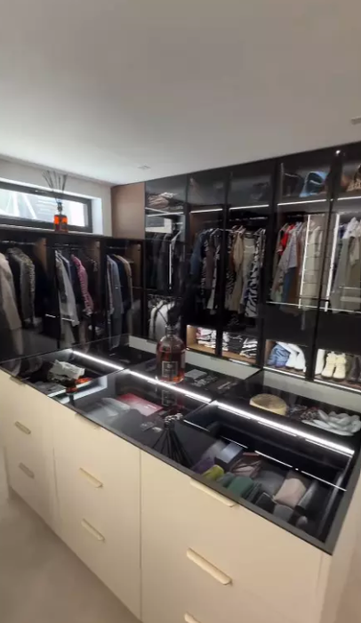 Cum arată casa în care locuiește Ilinca Vandici. Dressingul e piesa de rezistența a vilei spectaculoase
